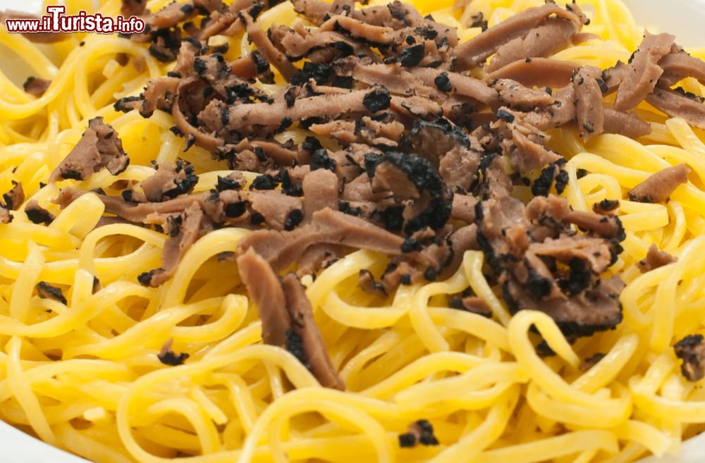 il_tajarin_con_tartufo_piatto_tipico_della_sagra_degli_in_a_cossano_belbo_piemonte