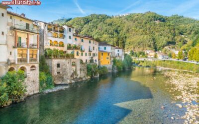 il_torrente_lima_e_le_case_colorate_del_borgo_termale_di_bagni_di_lucca_in_toscana