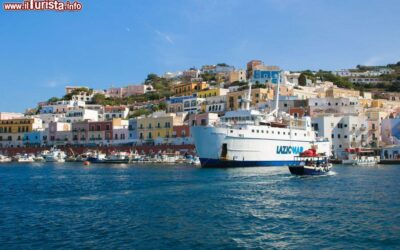 il_traghetto_che_collega_ponza_a_formia_sulla_costa_del_lazio