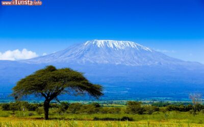 il_vulcano_kilimanjaro_fotografato_vicino_ad_amboseli_in_kenya_africa-1