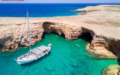 in_barca_alle_isole_cicladi_a_koufonisia_le_grotte_ksylobatis-1