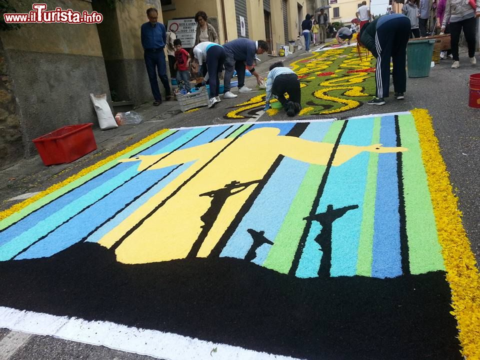 infiorata_di_tuoro_sul_trasimeno_in_umbria