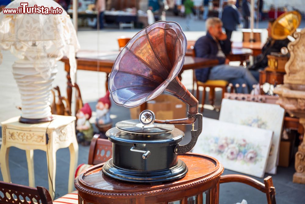 l_angolo_del_collezionista_mercatino_dell_antiquariato_a_siena