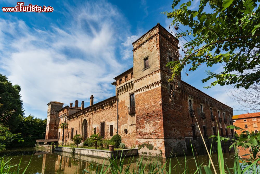 Il Castello di Padernello e la leggenda della Dama Bianca