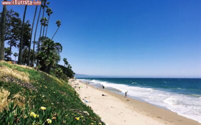 la_bella_spiaggia_di_butterfly_beach_a_santa_barbara_in_california