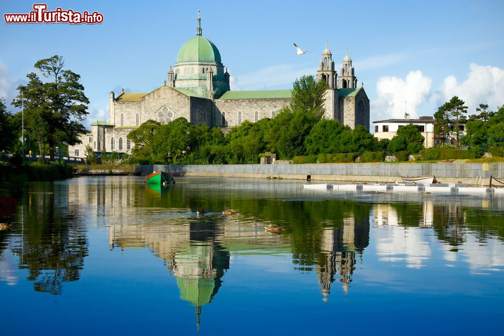 la_cattedrale_di_galway_vista_dal_fiume_corrib_e_fotografata_di_mattina