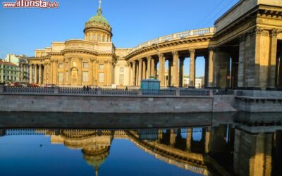 la_cattedrale_di_kazan_si_riflette_in_un_canale_di_san_pietroburgo_russia