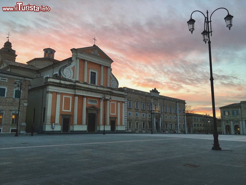 la_cattedrale_di_senigallia_al_tramonto