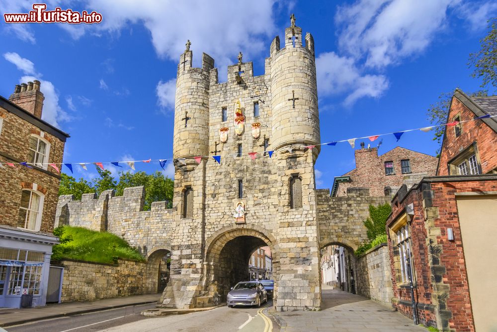 la_celebre_micklegate_una_delle_porte_medievali_della_citta_di_york_in_inghilterra