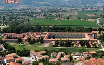 la_certosa_di_san_lorenzo_a_padula_foto_panoramica_scattata_dal_borgo