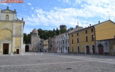 la_chiesa_di_san_nicola_e_la_centrale_piazza_castello_a_solferino_in_lombardia_provincia_di_mantova