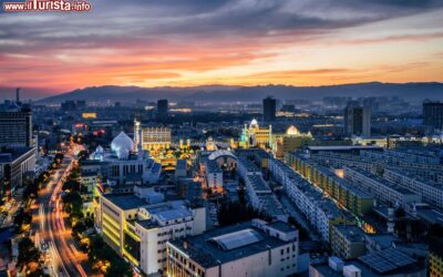 la_citta_di_hohhot_mongolia_interna_con_edifici_e_palazzi_fotografata_di_notte