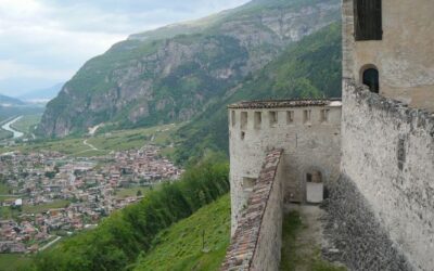la_cittadina_di_besenello_in_val_dadige_fotografata_dal_castello_beseno_trentino