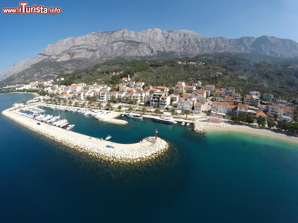 la_cittadina_di_tucepi_con_il_porto_sulladriatico_visti_dallalto_croazia