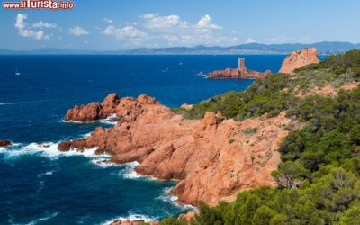 la_costa_di_saint_raphael_tra__l_ile_dor_e_cap_dramont_in_costa_azzurra_francia