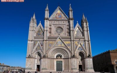 la_facciata_del_duomo_di_orvieto_in_umbria