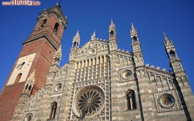 la_facciata_della_cattedrale_di_monza_in_lombardia