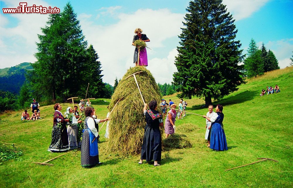 la_festa_del_fasjn_la_mede_a_sutrio_in_friuli_venezia_giulia