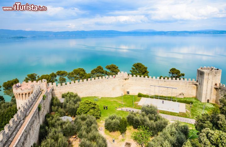 La fortezza di Castiglione sul Lago in Umbria Vista panoramica dalla Fortezza di Castiglione sul Lago in Umbria