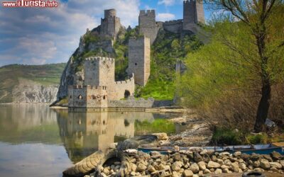 la_fortezza_di_golubac_sul_danubio_in_serbia_parco_nazionale_di_djerdap