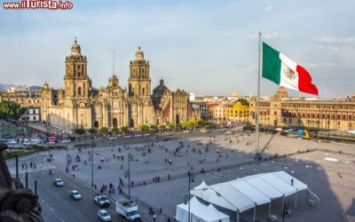 la_grande_piazza_della_costituzione_o_zocalo_fotografata_dalla_cupola_della_cattedrale_di_citta_del_messico