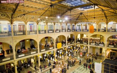 la_grande_sala_di_salaborsa_la_biblioteca_pubblica_di_bologna_che_si_trova_a_palazzo_d_accorsio_piazza_del_nettuno