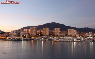 la_marina_di_estepona_al_crepuscolo_spagna