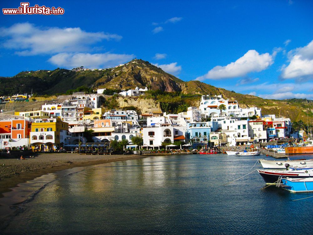 la_marina_e_la_spiaggia_di_casamicciola_terme_isola_di_ischia__in_campania