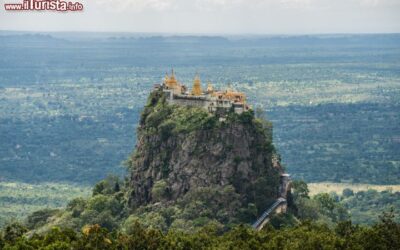 la_montagna_di_taung_kalat_un_antico_camino_vulcanico_sul_mount_popa_in_birmania