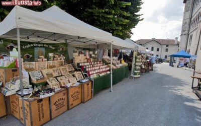 la_mostra_dell_artigianato_a_feltre_bancarelle_nel_centro_della_cittadina_del_veneto