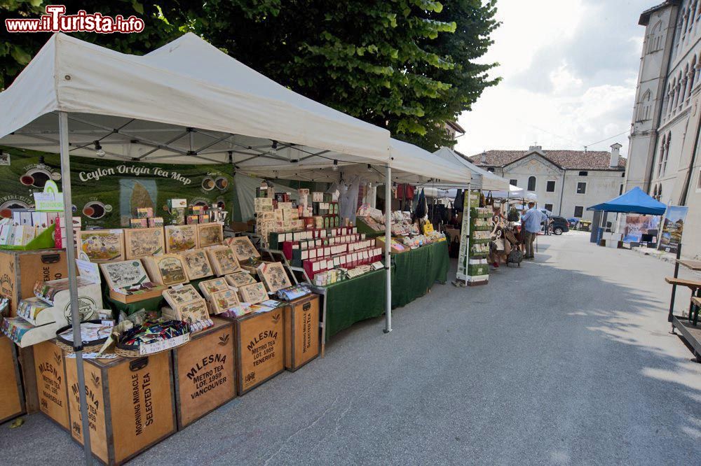 la_mostra_dell_artigianato_a_feltre_bancarelle_nel_centro_della_cittadina_del_veneto