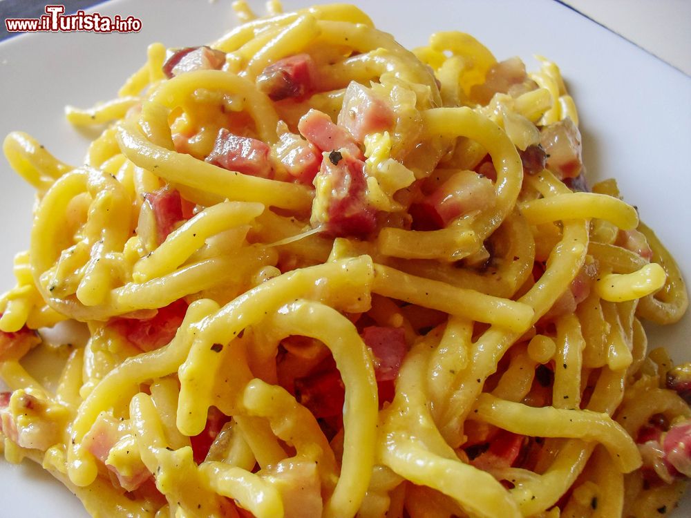 la_pasta_dei_bigoli_si_celebra_alla_festa_dei_bigoi_vicino_a_torreglia_in_veneto