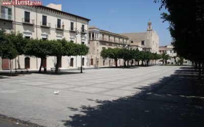 la_piazza_cavour_e_il_castello_chiaramonte_in_centro_a_favara