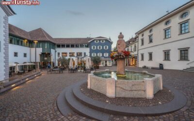 la_piazza_centrale_della_frazione_di_san_michele_ad_appiano_in_trentino_alto_adige