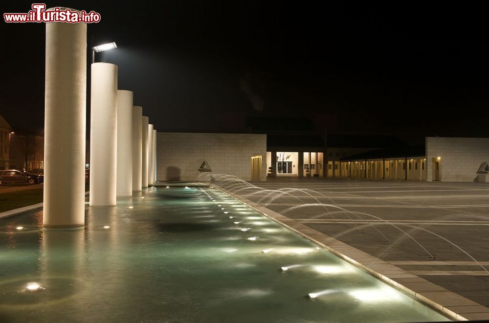 la_piazza_centrale_di_borgoricco_in_notturna