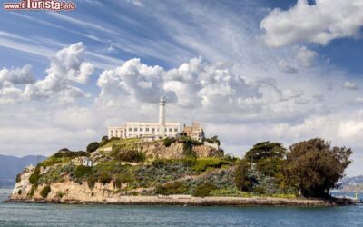 la_piccola_isola_di_alcatraz_e_le_prigioni_del_film