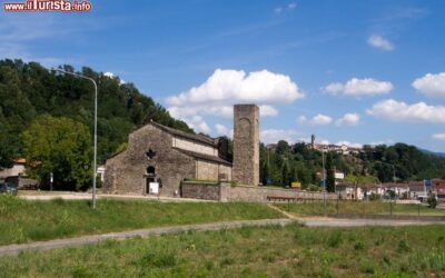 la_pieve_di_sorano_in_lunigiana_sullo_sfondo_il_borgo_di_filattiera_in_toscana