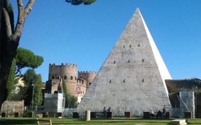 la_piramide_cestia_restaurata_vista_dal_cimitero_acattolico