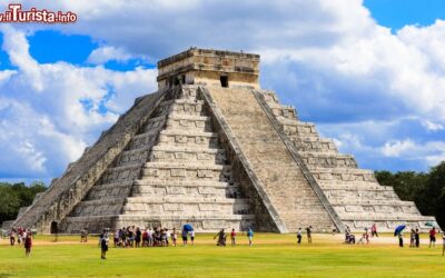 la_piramide_di_chichen_itza_uno_dei_simboli_dello_yucatan_e_del_messico