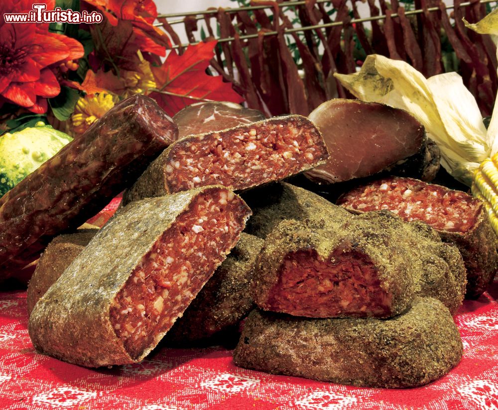 la_pitina_un_salume_tipico_del_friuli_che_a_maniago_si_celebra_con_una_sagra
