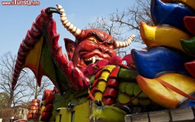 la_sfilata_dei_carri_allegorici_al_carnevale_di_erbusco_in_lombardia