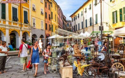 la soffitta nella strada mercatino antiquariato Sarzana
