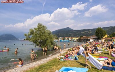 la_spiaggetta_di_iseo_affollata_di_bagnanti_in_estate