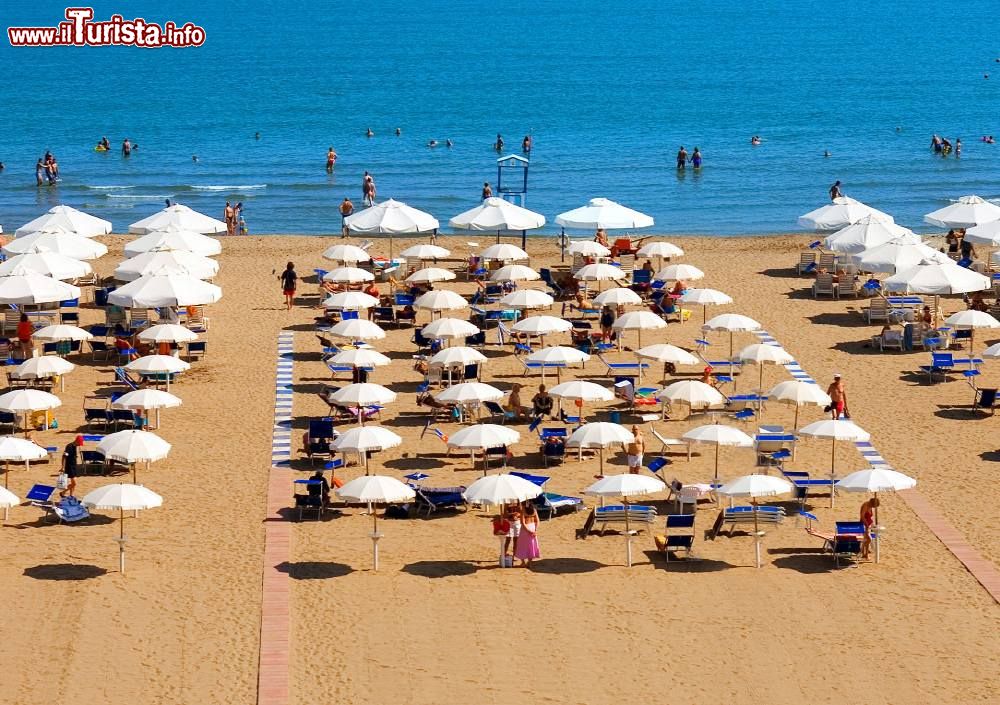la_spiaggia_delle_terme_di_margherita_di_savoia_in_puglia