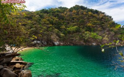 la_spiaggia_di_colomitos_in_costa_alegre_non_lontano_da_puerto_vallarta_in_messico