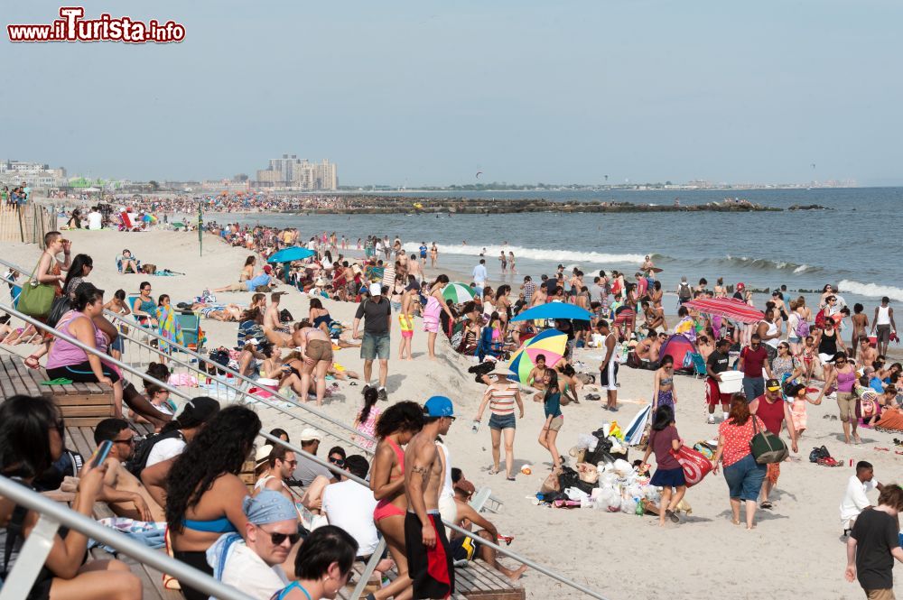 la_spiaggia_di_rockaway_beach_a_new_york_city