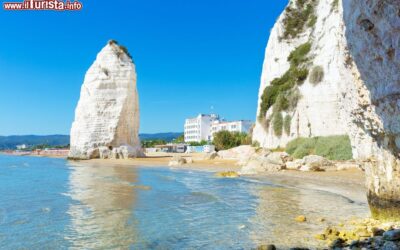 la_spiaggia_di_vieste_nei_pressi_del_celebre_pizzomunno_il_bianco_faraglione_del_gargano_in_puglia