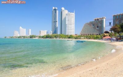la_spiaggia_e_gli_alberghi_di_pattaya_in_thailandia