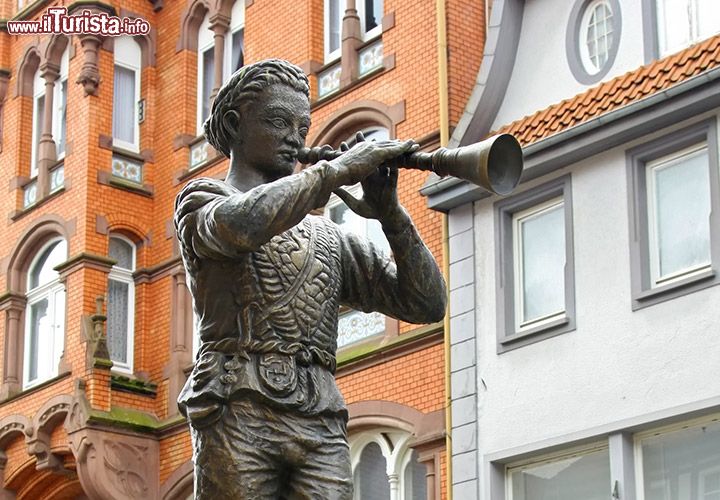 la_statua_de_il_pifferaio_di_hamelin_la_fiaba_tradizionale_tedesca_hameln