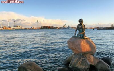 la_statua_della_piccola_sirenetta_a_copenaghen